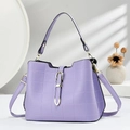Dettaglio borsa in pelle lavanda con goffratura quadrata e fibbia in metallo lucido - Viola