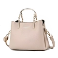 Detalle de bolso de piel granulada beige con asa de cadena dorada y correa larga - Caqui Claro