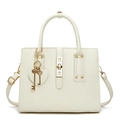 Sac à main blanc motif litchi avec verrou doré rotatif et breloque en cœur - Blanc Cassé