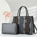 Borsa tote grigia minimalista con patchwork marrone ondulato e occhielli metallici - Grigio
