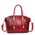 Sac à main rouge à motif crocodile avec garniture dorée et bandoulière réglable - Rouge