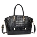 Sac à main noir à motif crocodile élégant avec détails dorés et bandoulière - Noir