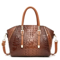 Vue détaillée du sac à main marron à texture crocodile avec boucles dorées et anses - Jaune Terre