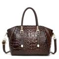Détail du sac à main marron foncé en cuir embossé crocodile avec ferrures dorées - café