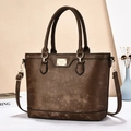 Bolso tote marrón oscuro con placa de logo dorada y correa ajustable de hombro - café