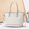 Elegante bolso tote beige con bordes negros y herrajes dorados de estilo profesional - Blanco Roto