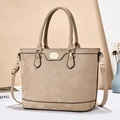 Elegante beige shopper met goudkleurig logo en verstelbare schouderriem voor werk - Khaki