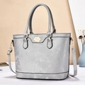 Elegante bolso tote de cuero blanco hueso con herrajes dorados y correa ajustable - Gris