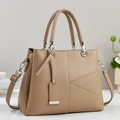 Détail du sac à main en cuir grainé kaki avec surpiqûres en V et garniture argentée - Khaki