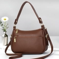 Détails du grand sac en similicuir marron avec ferrures dorées et texture grain de litchi - Marron