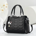 Détail du sac à main noir matelassé montrant le cuir grainé et le pendentif étoile - Noir