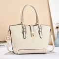 Borsa tote vintage intrecciata color crema con motivo a spina di pesce e chiusura dorata - Bianco Sporco