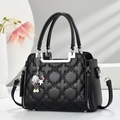 Sac fourre-tout élégant en cuir matelassé noir avec motifs trèfles et breloque en métal - Noir