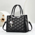Sac à main matelassé noir élégant avec pendentifs coquillages et bandoulière amovible - Noir