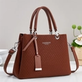 Détail d'un sac à main marron avec texture en V et inscription FASHION Queen - Jaune Terre
