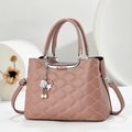 Détail du sac à main matelassé vieux rose avec finitions argentées et breloques - Rose