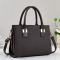 Grand sac cabas rétro marron foncé avec deux poignées et détails dorés brillants - café