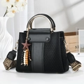 Elegante bolso de mano en cuero negro con asa dorada y correa de tejido colorido - Negro