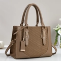 Damenhandtasche in Kaffeebraun mit Webmuster und verstellbarem Schultergurt - Khaki