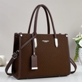 Détail du sac cabas marron foncé avec texture tissée et finitions en métal argenté - café