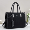 Détail du sac cabas en cuir noir avec texture tissée et finitions métalliques argentées - Noir