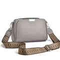 Borsa a tracolla grigio scuro in ecopelle martellata con ampia tracolla ricamata geometrica - Grigio