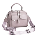 Détail du sac violet clair en cuir grainé avec large bandoulière à motifs géométriques - Violet