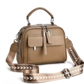 Détail du sac en cuir grainé avec double fermeture éclair et bandoulière à motifs en V - Khaki Foncé