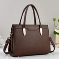 Borsa tote in pelle marrone scuro con trama litchi e dettagli in metallo dorato - caffè