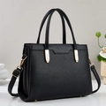 Elegante borsa a mano in pelle nera con trama litchi, finiture dorate e tracolla rimovibile - Nero