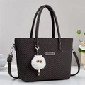 Dunkelbraune Shopper-Tasche mit Fischgrätenmuster, Schultergurt und Plüschkatzen-Anhänger - Kaffeebraun