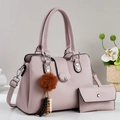Sac fourre-tout rose texture litchi avec plaque métal M et breloque pelucheuse - Rose