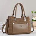 Détail du sac à main tissé kaki avec logo Fashion Queen et bandoulière réglable - Khaki