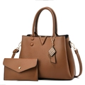 Détail du sac à main en cuir marron grainé avec boucle dorée et petite pochette - Marron