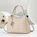 Bolso de mano beige acolchado con marco de metal y colgantes decorativos de perlas - Albaricoque