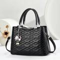 Bolso de mano acolchado negro con colgante de concha y exhibición geométrica elegante - Negro