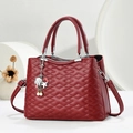 Bolso de mano en cuero color burdeos con relieve acolchado y colgante de concha - Granate