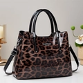 Borsa a secchiello leopardata lucida con logo in metallo FASHION Queen alla moda - caffè