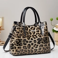 Dettaglio della borsa leopardata con manici in vernice nera e logo argentato - Cachi