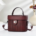 Sac boîte vintage bordeaux avec texture tressée, poignée et bandoulière argentée - Bordeaux