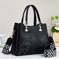 Minimalistische schwarze Handtasche mit Struktur und stilvollem schwarz-weißem Schultergurt - Schwarz