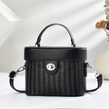 Sac à main boîte noir chic avec texture tressée et fermoir pivotant en métal argenté - Noir