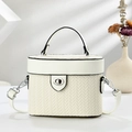 Dettaglio della texture intrecciata borsa vanity avorio con chiusura a scatto argento - Bianco Sporco