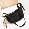 Bolso de hombro minimalista negro de media luna con colgante de oso y cremallera dorada - Negro