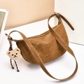 Bolso bandolera de media luna en cuero marrón con textura lichi y colgante de oso lindo - Amarillo Tierra