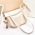 Bolso hobo minimalista crema en cuero mate con un lindo colgante de osito marrón - Blanco Roto