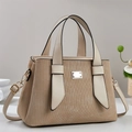 Détail de la texture velours côtelé et plaque dorée sur sac à main beige avec poignées - Khaki