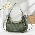 Dettaglio della borsa hobo verde scuro con trama intrecciata a V e logo CSIDESIGN argento - Verde