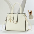 Bolso bandolera blanco crema con colgante de lazo de perlas para los desplazamientos diarios - Blanco