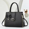 Bolso tote negro minimalista con elegante lazo y colgante de perlas decorativo - Negro